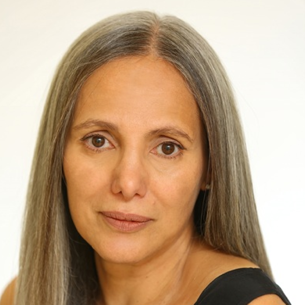 Portrait von Prof. Dr. Eti Einhorn, weiblich lesbare Person mit langen, blond-grauen Haaren und schwarzem Oberteil