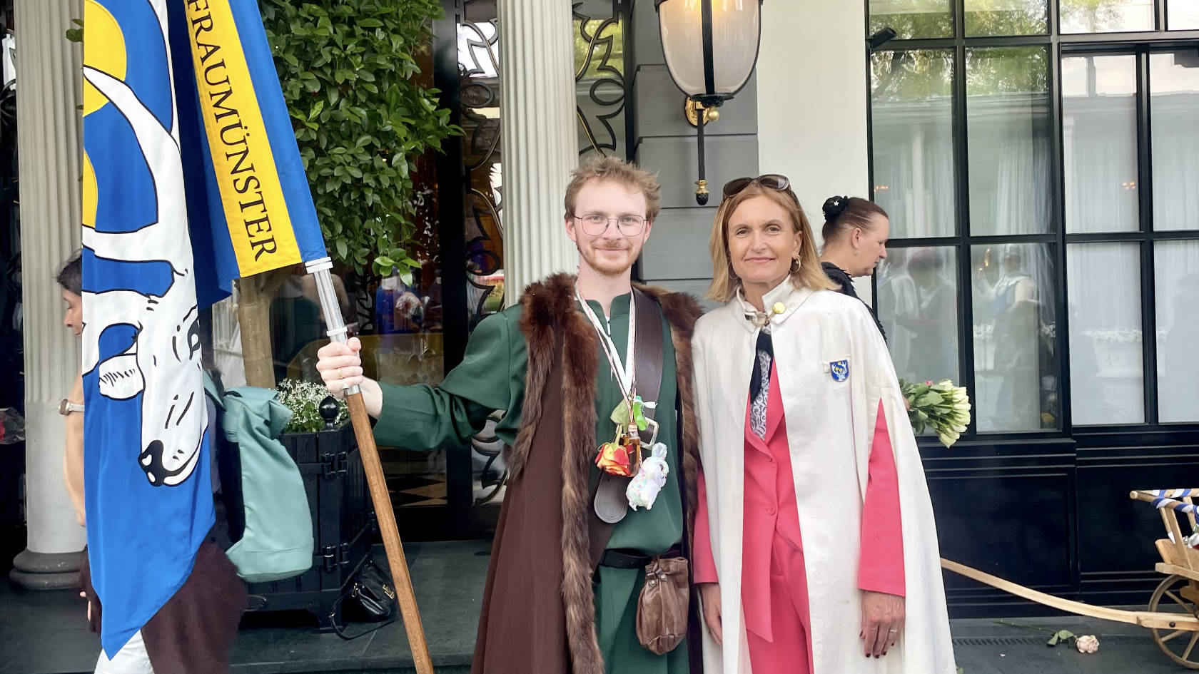 Foto von Karin Gilland Lutz, Leiterin der Abteilung Equality, Diversity, Inclusion mit dem Fähnrich der Gesellschaft zu Fraumünster bei der Ehrung von Hedwig Frey durch die Gesellschaft zu Fraumünster beim Sechseläuten 2025
