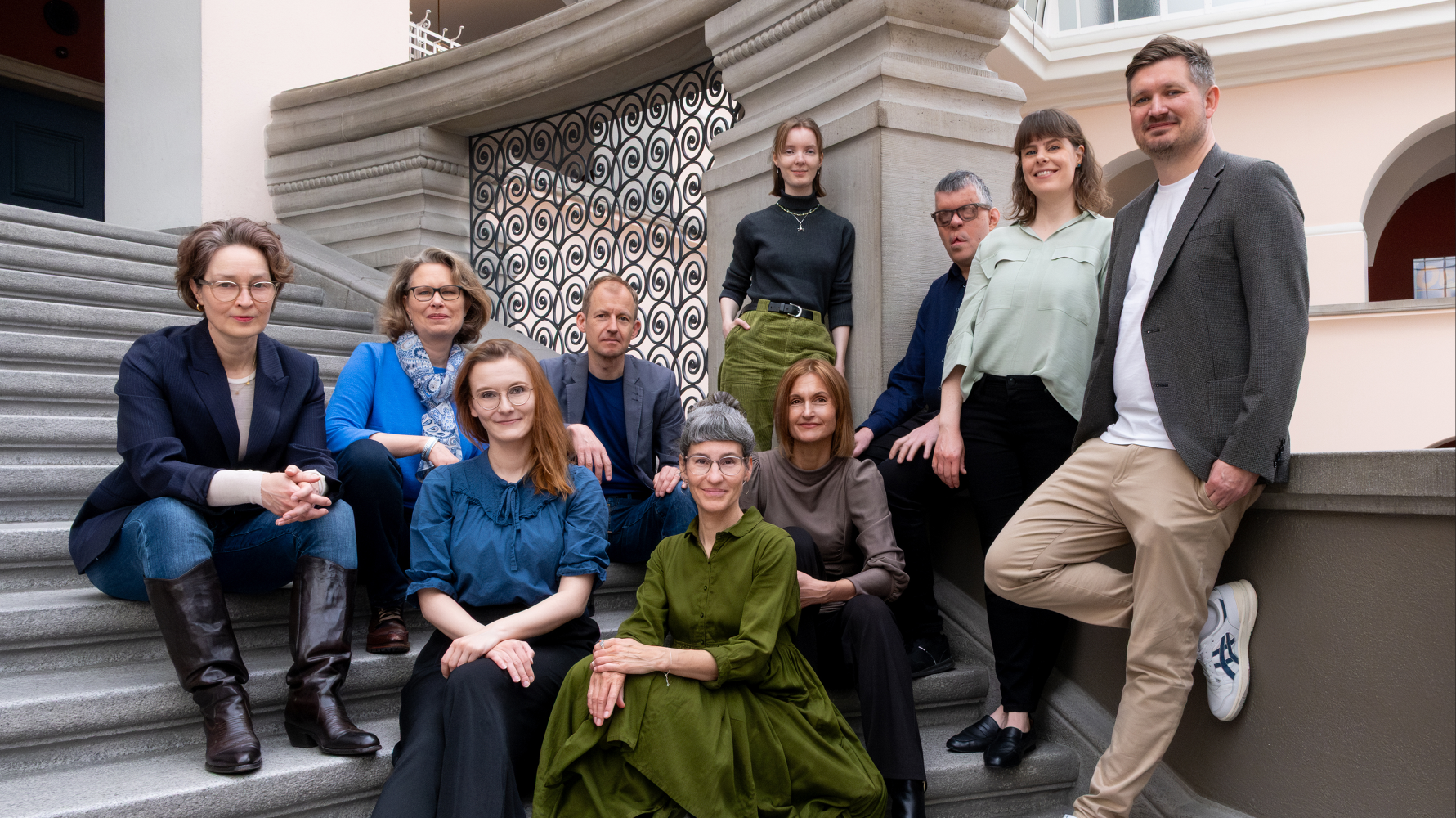Ein Teamfoto des EDI Teams v. l. n. r. Tanja Neve-Seyfarth, Christina Seyler, Marie Zucker, Alexander Schärer, Nina Pupikofer, Karin Gilland Lutz, Dharma Senn, Daniele Corciulo, Karena Weduwen und Benjamin Börner auf der Haupttreppe im Hauptgebäude der UZH.