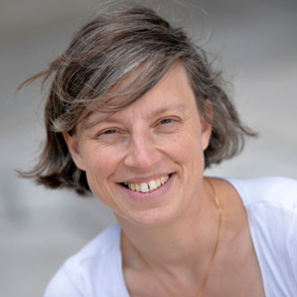 Portrait Laure Saint-Raymond, weiblich lesbare, weisse Person mit kurzem Haar, Kette und weissem Oberteil