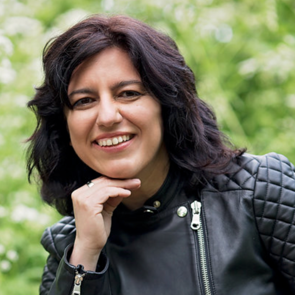 Portrait Eleni Vasilaki, weiblich lesbare, weisse Person mit mittellangen, schwarzen Haaren und Lederjacke