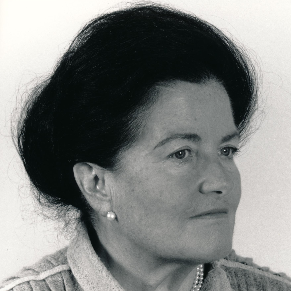 Portrait Hedi Fritz-Niggli, weiblich lesbare, weisse Person mit schwarzen, zusammengebundenen Haaren (schwarz-weiss Foto)