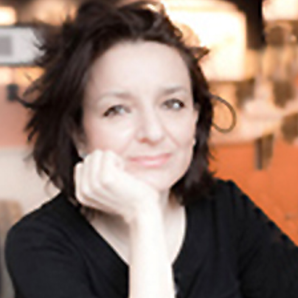 Portrait Eva Illouz, weiblich lesbare, weisse Person mit kurzem, braunem Haar und schwarzem Oberteil