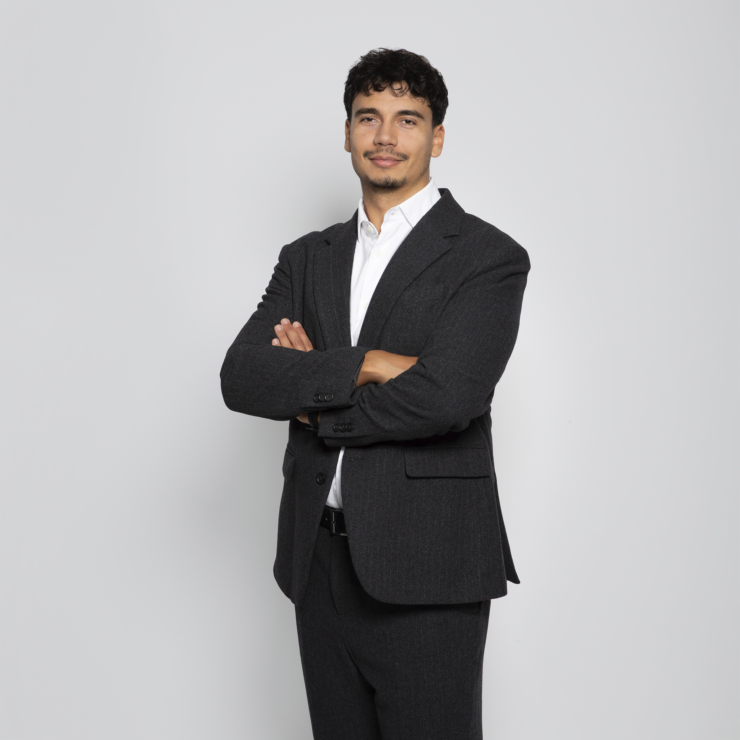 Foto Amir Sahi Leiter Geschäftsstelle ADIS, junger Mann in schwarzem Anzug mit weissem Hemd, dunklen Haaren und Bart